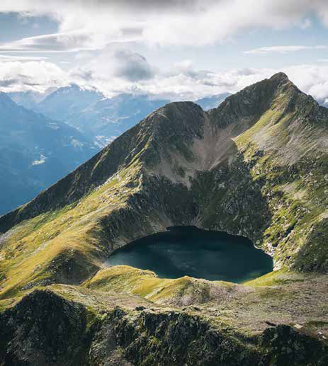 Veduta sul Pizzo Pettine (Pécian, 2662 m) e sul Pécianett (2764 m) con il lago di Chièra (Lèi Grande di Chièra, 2360 m)